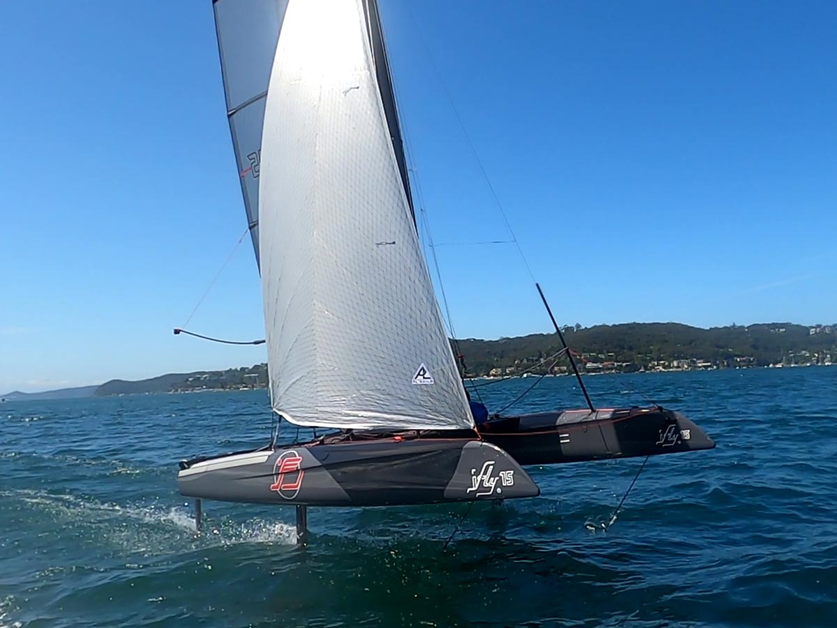 iFLY RAZZOR Pro in Anthracite Gray – high-tech racing machine, foiling catamaran with light wind sails for the widest range of wind and water conditions, precision and peak performance.