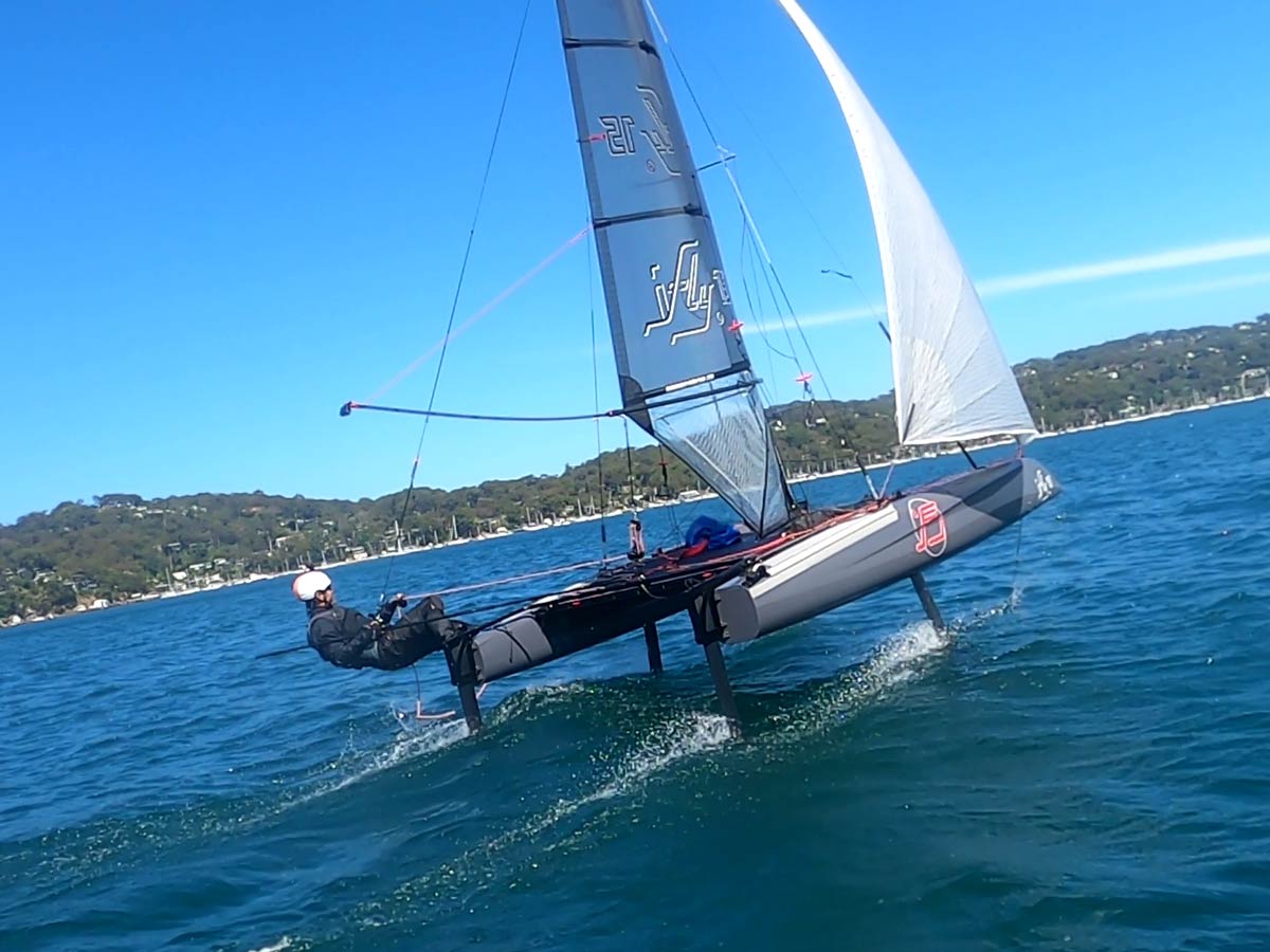 iFLY RAZZOR Pro in Anthracite Gray – ultra high-performance foiling catamaran with cutting-edge MDT technology, a mini SailGP racing machine for those demanding easy access, precision and peak performance.